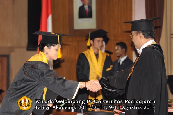 wisuda-fe-oleh-rektor-215