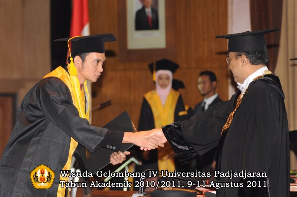 wisuda-fe-oleh-rektor-216