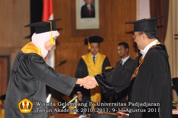 wisuda-fe-oleh-rektor-217