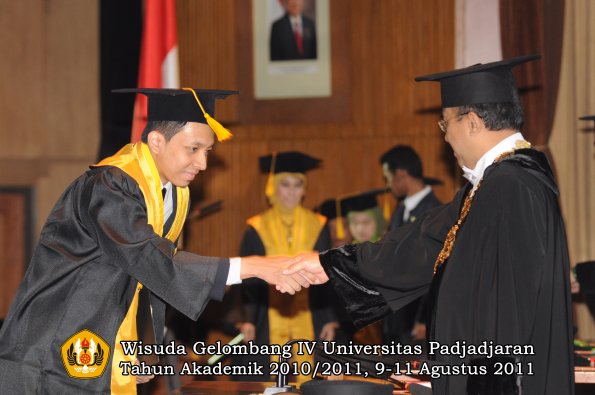 wisuda-fe-oleh-rektor-218