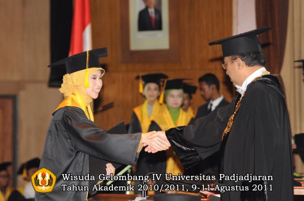 wisuda-fe-oleh-rektor-219