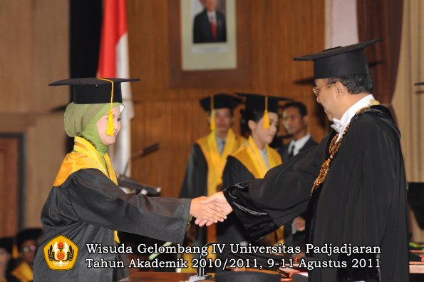 wisuda-fe-oleh-rektor-220