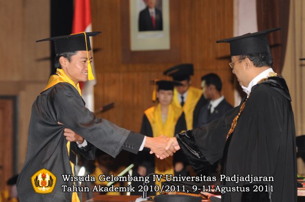 wisuda-fe-oleh-rektor-222