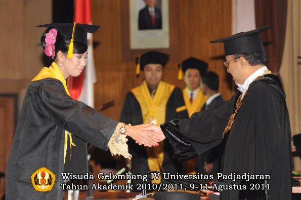 wisuda-fe-oleh-rektor-225