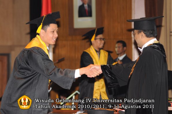 wisuda-fe-oleh-rektor-227