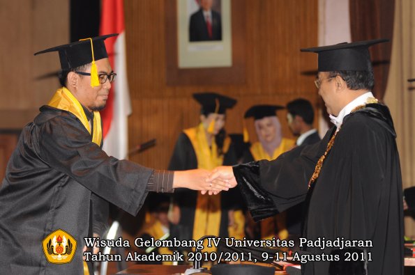 wisuda-fe-oleh-rektor-228