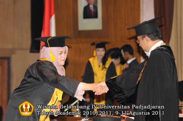 wisuda-fe-oleh-rektor-229