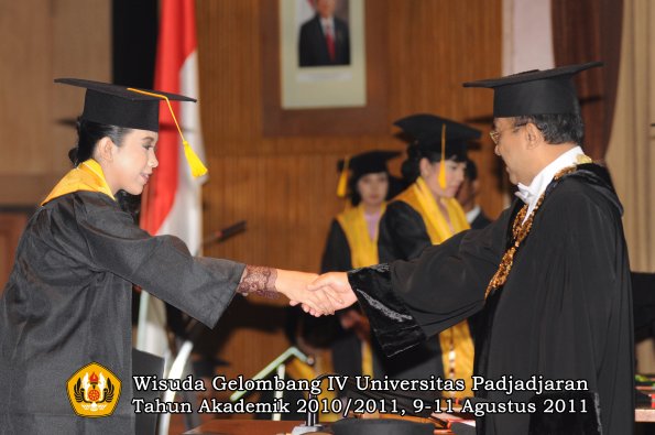 wisuda-fe-oleh-rektor-230