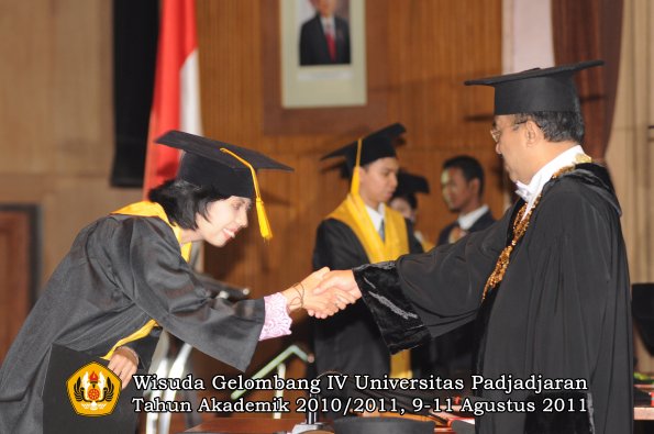 wisuda-fe-oleh-rektor-232