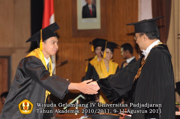 wisuda-fe-oleh-rektor-233