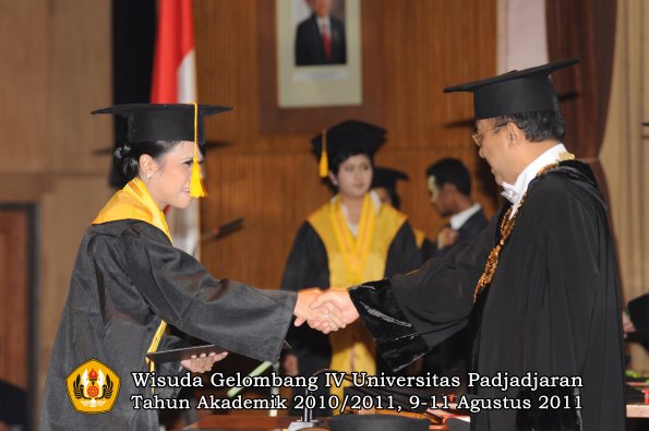 wisuda-fe-oleh-rektor-234