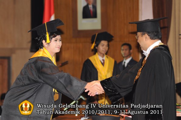 wisuda-fe-oleh-rektor-235