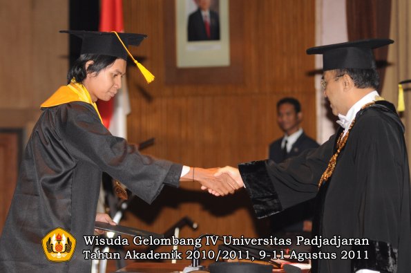 wisuda-fe-oleh-rektor-236