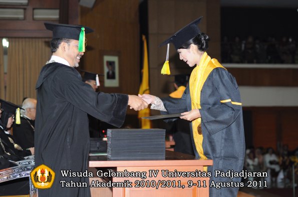 wisuda-fikom-oleh-dekan-004