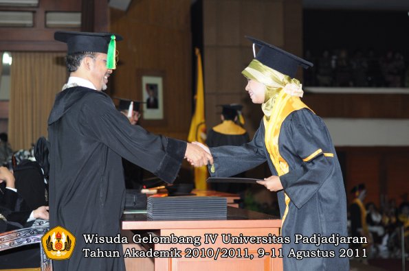 wisuda-fikom-oleh-dekan-023