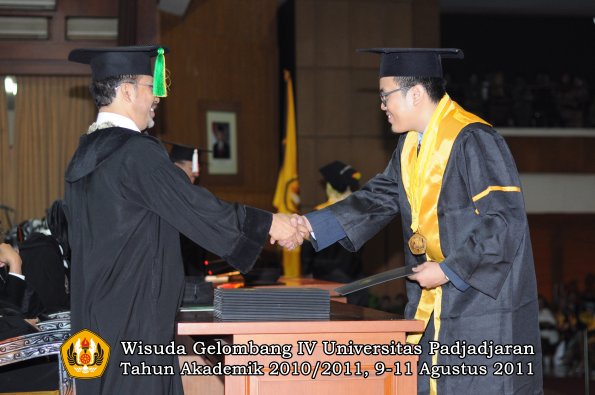 wisuda-fikom-oleh-dekan-024