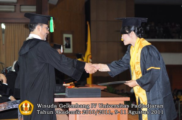 wisuda-fikom-oleh-dekan-025