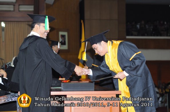 wisuda-fikom-oleh-dekan-026