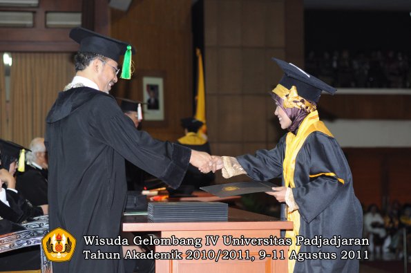 wisuda-fikom-oleh-dekan-027