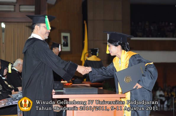 wisuda-fikom-oleh-dekan-030