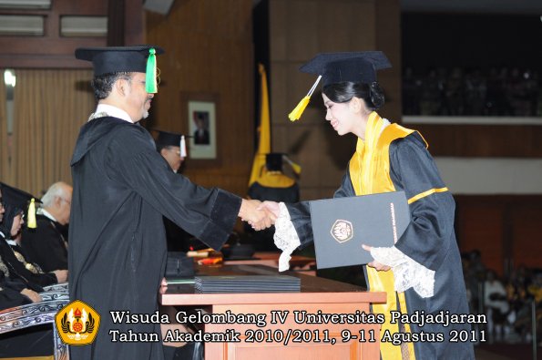 wisuda-fikom-oleh-dekan-033