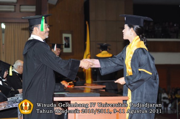 wisuda-fikom-oleh-dekan-035