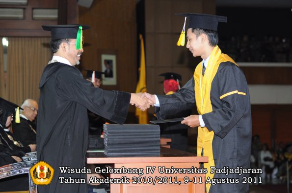 wisuda-fikom-oleh-dekan-042