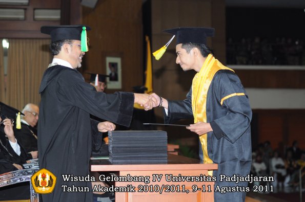 wisuda-fikom-oleh-dekan-043