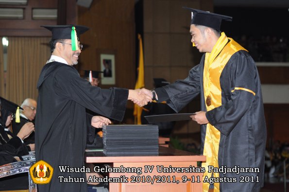 wisuda-fikom-oleh-dekan-044