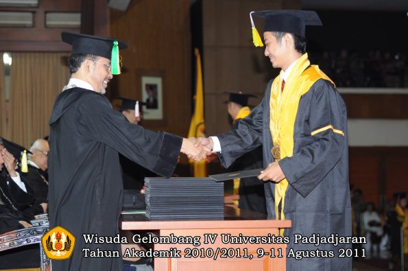 wisuda-fikom-oleh-dekan-045