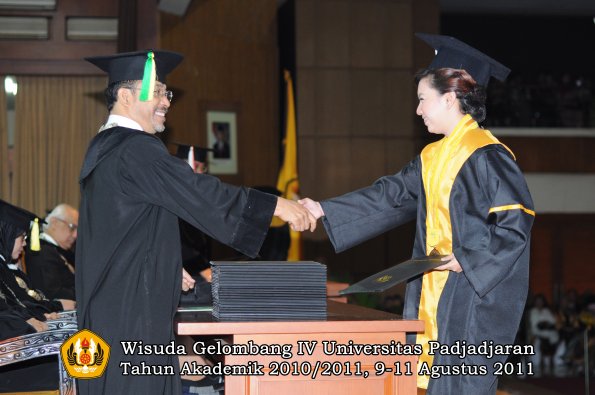 wisuda-fikom-oleh-dekan-047