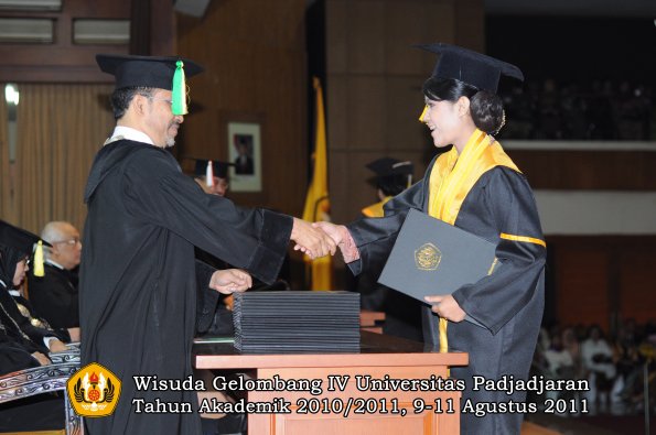 wisuda-fikom-oleh-dekan-049