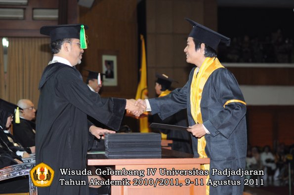 wisuda-fikom-oleh-dekan-052