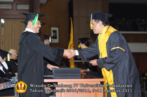 wisuda-fikom-oleh-dekan-057