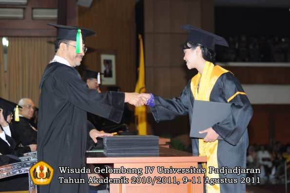 wisuda-fikom-oleh-dekan-058