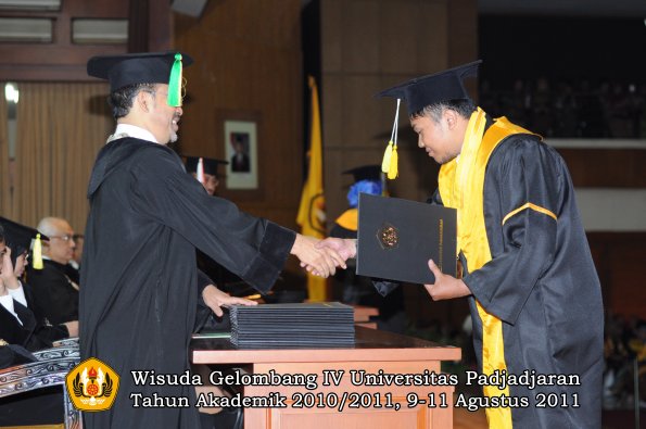 wisuda-fikom-oleh-dekan-060