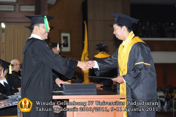 wisuda-fikom-oleh-dekan-061