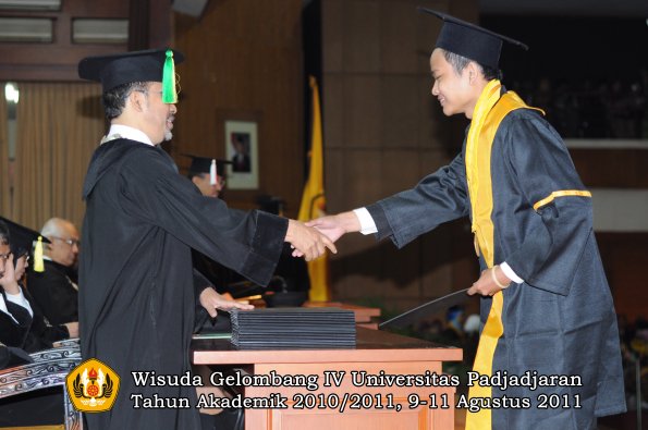 wisuda-fikom-oleh-dekan-062