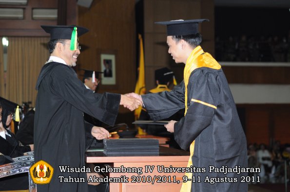 wisuda-fikom-oleh-dekan-063