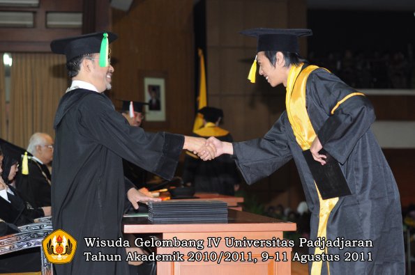 wisuda-fikom-oleh-dekan-065