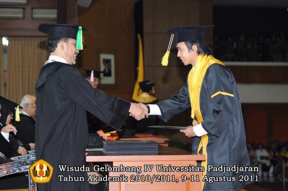 wisuda-fikom-oleh-dekan-067