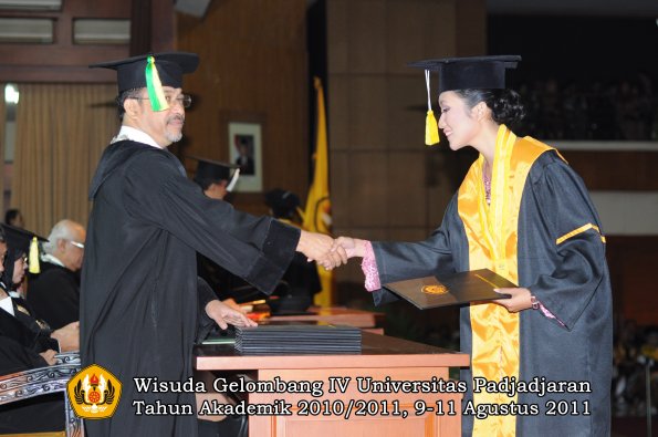 wisuda-fikom-oleh-dekan-069