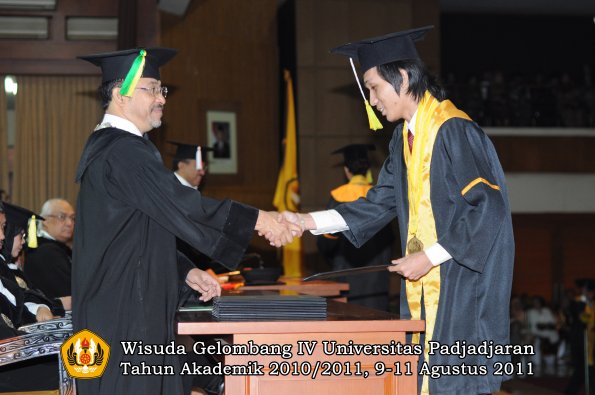 wisuda-fikom-oleh-dekan-070