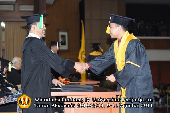 wisuda-fikom-oleh-dekan-071