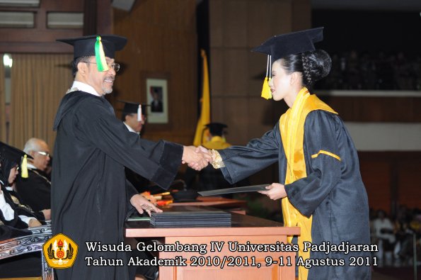 wisuda-fikom-oleh-dekan-072