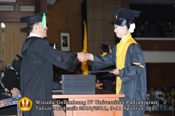 wisuda-fikom-oleh-dekan-077