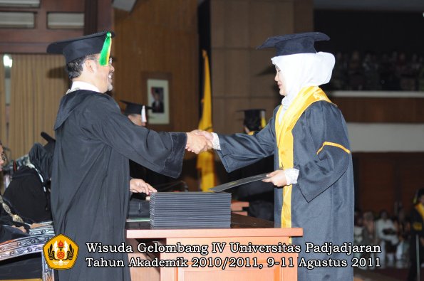 wisuda-fikom-oleh-dekan-087