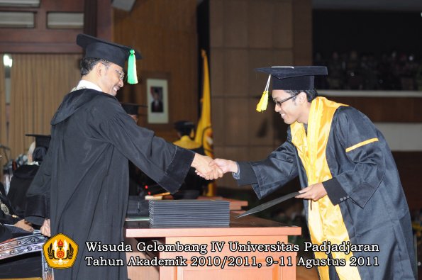 wisuda-fikom-oleh-dekan-095