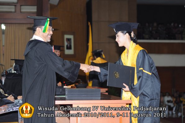 wisuda-fikom-oleh-dekan-096