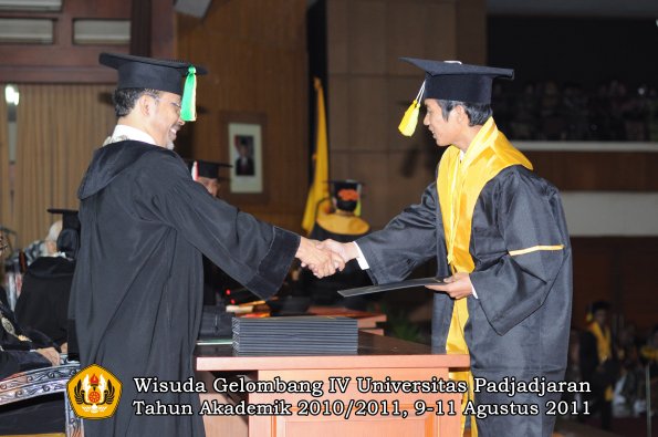 wisuda-fikom-oleh-dekan-098